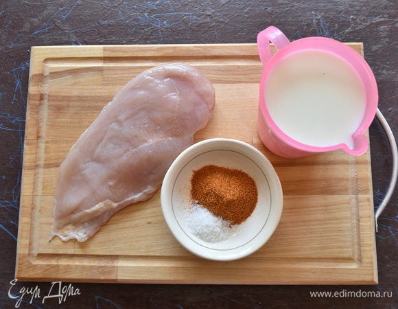 Подготовьте продукты. Смесь можно приготовить самостоятельно из специй, подобранных по своему вкусу, или приобрести готовый набор приправ.