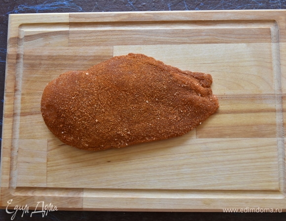 С филе куриной грудки срежьте пленки и жир, промойте и промокните бумажным полотенцем. Смешайте соль с готовой смесью приправ для курицы. Мясо обваляйте в специях, плотно придавливая, чтобы смесь образовала на филе ароматную корочку.