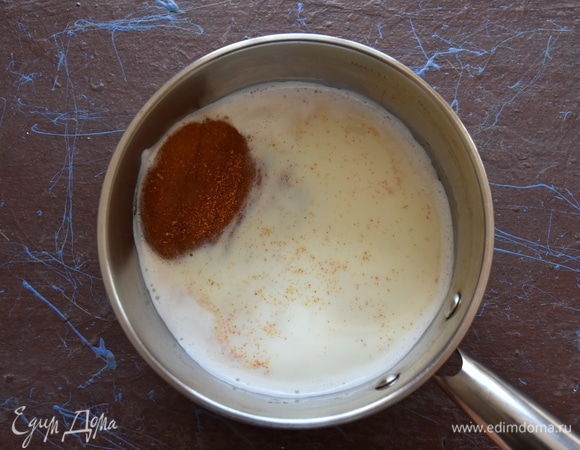 В подходящую посуду влейте молоко и доведите до кипения. Аккуратно переложите в молоко филе и дайте время молоку закипеть. Досчитайте медленно до 30 (!) и отключите огонь. Если вы сомневаетесь в коротком времени варки или у вас достаточно крупный кусок куриного мяса, досчитайте до 60. Накройте посуду крышкой и укутайте в полотенце, создав эффект термоса. Когда молоко полностью остынет (2–3 часа), достаньте филе, просушите бумажным полотенцем. Мясо готово к нарезке и подаче.