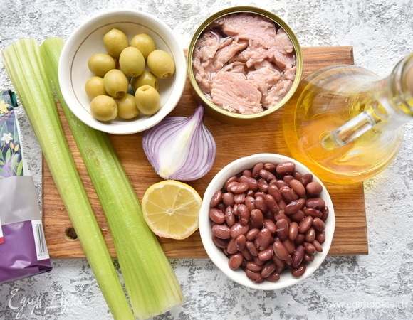 Подготовить продукты. Фасоль предварительно залить холодной водой и оставить на ночь. На утро бобы промыть, залить чистой водой и отварить до готовности. Отвар слить. Бобы промыть и откинуть на сито, чтобы стекла лишняя влага.