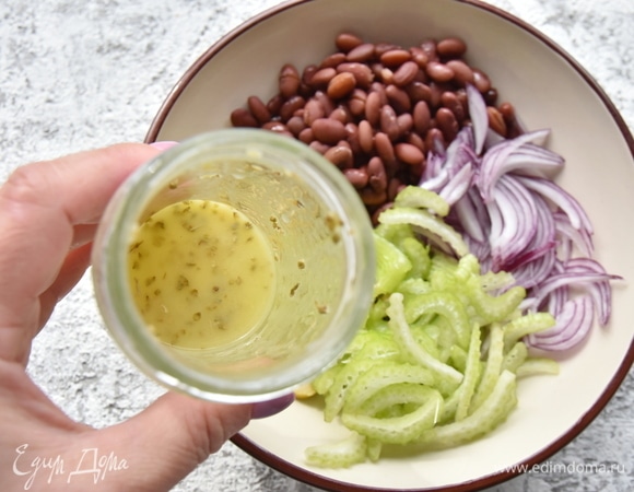 Для заправки смешать в небольшой по объему емкости оливковое масло, лимонный сок, смесь трав, черный молотый перец и немного соли. Закрыть емкость крышкой и потрясти, чтобы при смешивании образовалась эмульсия. Заправить частью заправки салат и перемешать. Сверху разложить кусочки тунца и полить салат сверху оставшейся заправкой.