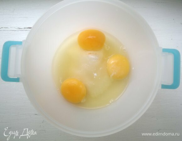 Яйца взбить с сахаром и ванилином.