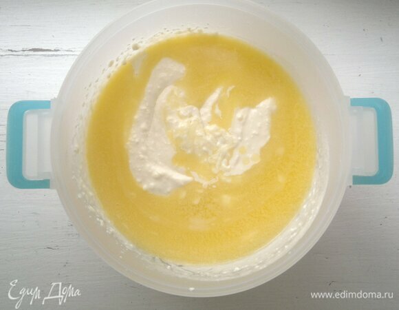 Сливочное масло растопить, остудить до комнатной температуры и добавить к творожной массе.