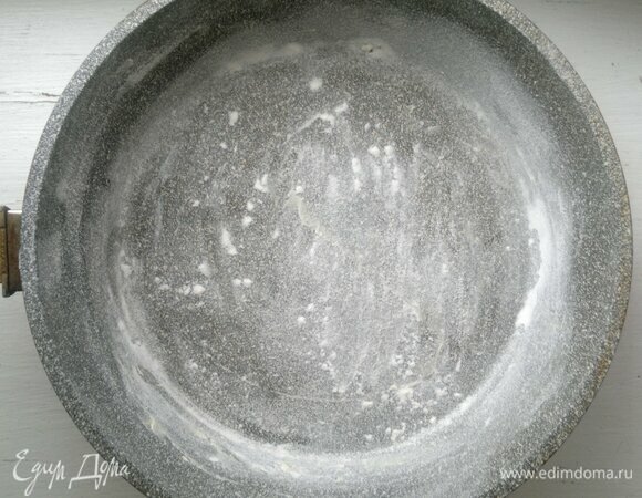 Форму для запекания смазать кусочком холодного сливочного масла. Диаметр формы — 24 см.