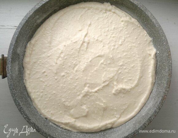 В форму выложить творожную массу.