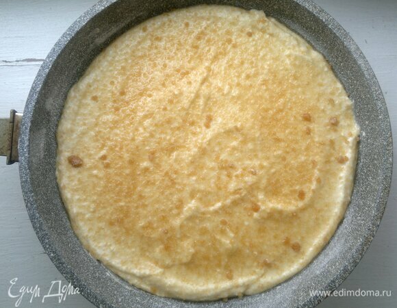 Посыпать творожную массу коричневым сахаром.