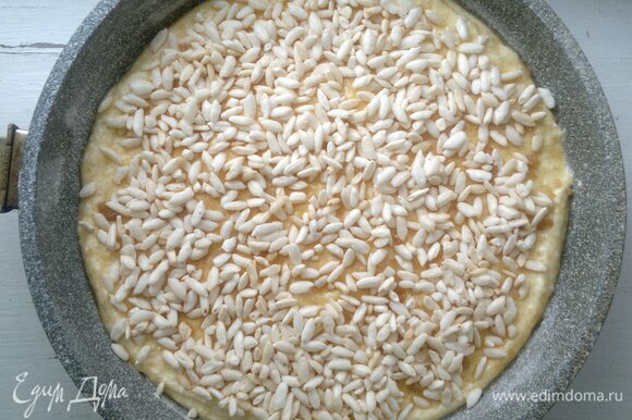 Посыпать воздушным рисом. Поставить форму в духовку, разогретую до 180°C, на 35–40 минут.