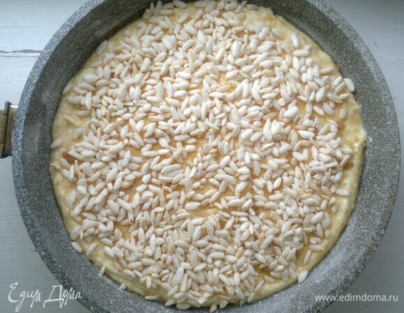 Посыпать воздушным рисом. Поставить форму в духовку, разогретую до 180°C, на 35–40 минут.