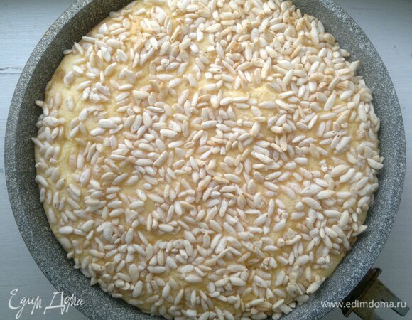 Творожная запеканка с воздушным рисом готова. Достать ее из духовки, полностью остудить в форме.