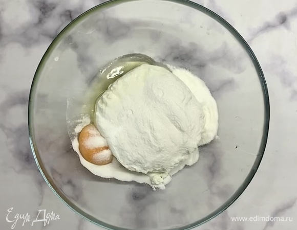 Творог смешиваем с яйцом и мукой, добавляем соль и сахар. Перетираем вилкой, чтобы тесто стало однороднее.