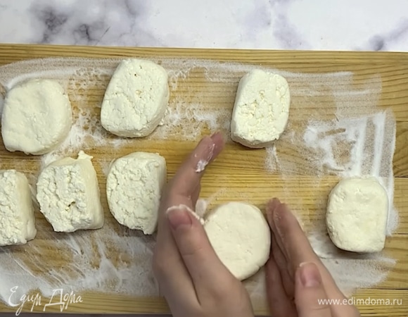 Получится 8–10 шт. Придаем круглую форму каждому сырнику и обваливаем в муке сверху и снизу.