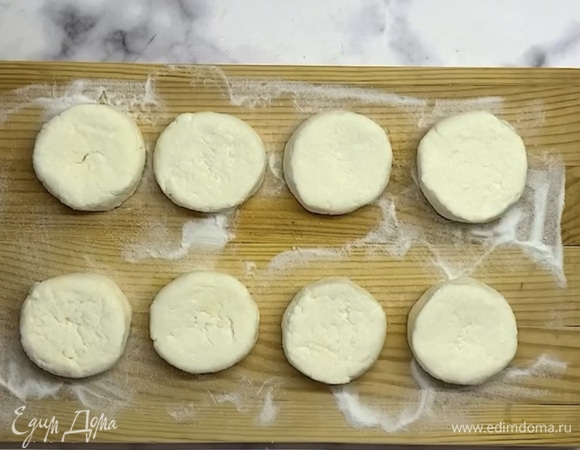 Немного разогреваем сковороду, смазываем маслом и выкладываем сырники. Жарим с двух сторон при небольшой температуре. Накрываем крышкой, так они хорошо пропекаются.