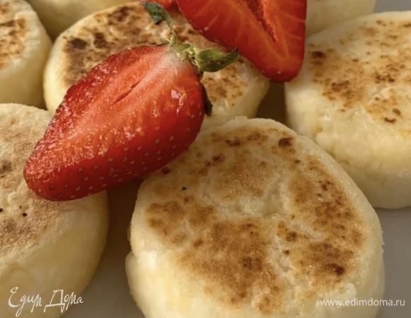 Готовые сырники подаем теплыми и с любимыми добавками. Приятного аппетита!