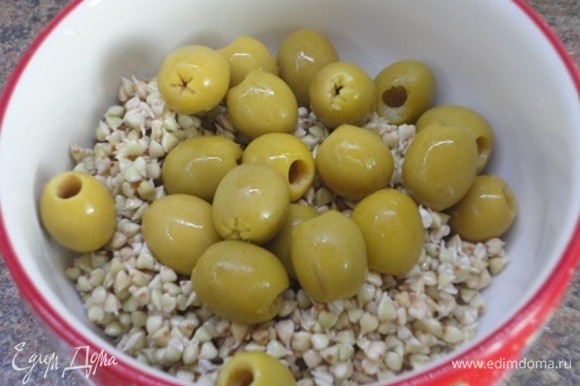Для соуса проращенную зеленую гречку с оливками и чесноком пробить блендером.