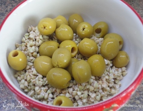 Для соуса проращенную зеленую гречку с оливками и чесноком пробить блендером.