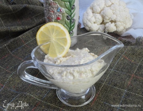 Добавить оливковое масло, сок лимона, холодную кипяченую воду, свежемолотый черный перец. Перемешать.