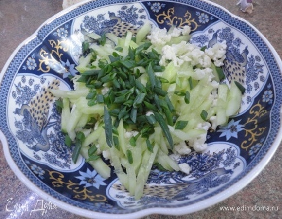 Цветную капусту разобрать на мелкие соцветия, огурец нарезать соломкой. Перья лука нарезать произвольно. Перемешать. По желанию посолить. Смешать с соусом.