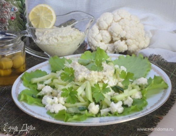 Для подачи выложить на листья салата, посыпать любимой зеленью. Свежо и полезно.