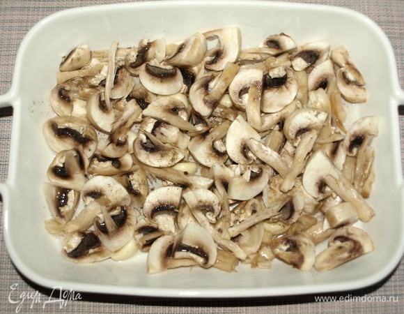 Шампиньоны очистить, крупно нарезать. Отправляем в форму. Добавляем соль, перец и воду. Отправляем в заранее разогретую духовку при 180–200°C на 10–15 минут.
