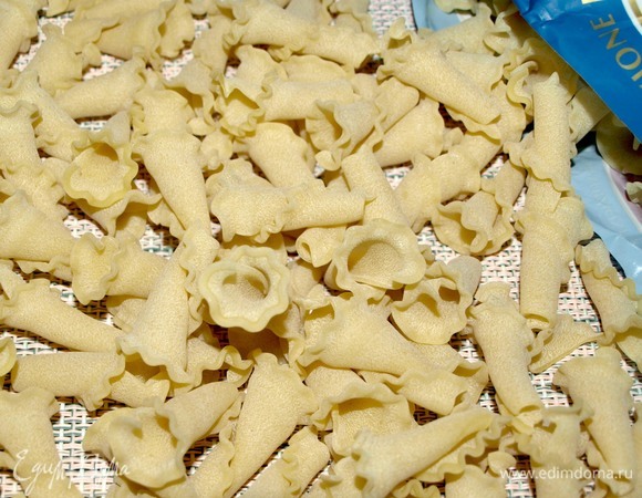 Пока запекаются грибы, готовим пасту, как указано на пачке производителя.