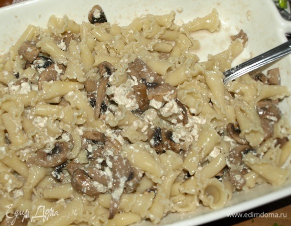 Добавляем готовые кампанелли. Хорошо перемешиваем. Подаем к столу. Посыпаем любой зеленью.