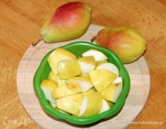 Приготовим пюре из фруктов. Груши моем, сушим бумажным полотенцем, удаляем семечки и нарезаем ломтиками.