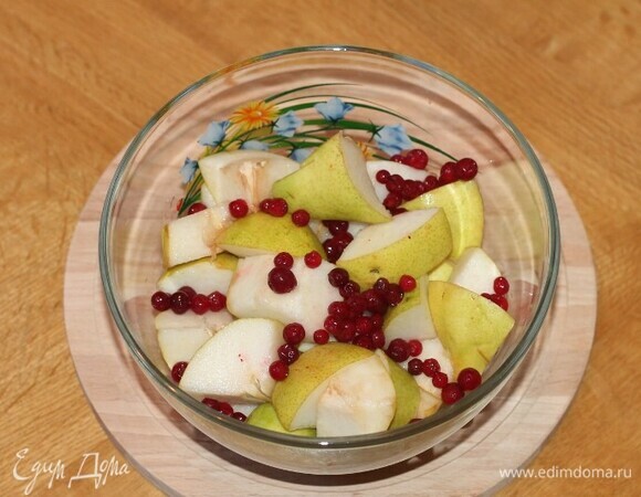 Выкладываем груши и чистые ягоды (1/4 стакана) в большую миску.