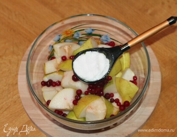 Добавляем сахарную пудру или сахар. Если сахар, то он должен полностью раствориться.