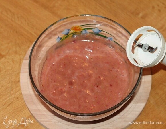 Измельчаем фрукты блендером. Полученную смесь можно пропустить через сито. Благодаря этому текстура щербета будет красивее. Фруктовое пюре готово!