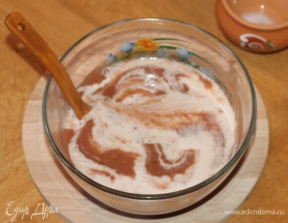 И холодное молоко. Смешиваем их с фруктовым пюре.