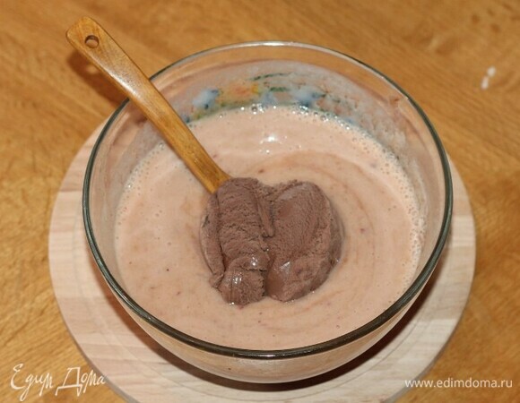 В последнюю очередь кладем мороженое и пробиваем блендером до однородной пышной массы. Готовый щербет должен иметь текстуру мягкого мороженого.