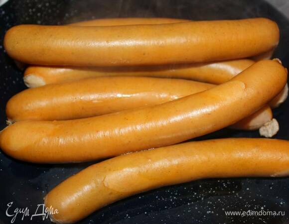 Отварите сосиски.