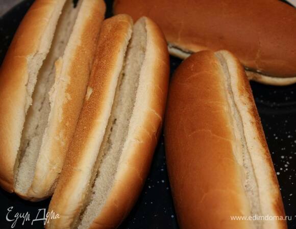 Разрежьте булочки вдоль и прогрейте немного в духовке. Впрочем, можно и не прогревать — все равно будет вкусно.