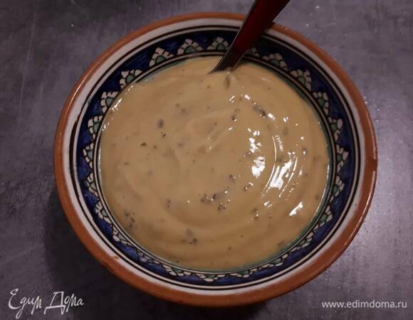 Для майонеза смешайте горчицу, яичный желток, уксус, соль и перец. Взбейте, вливая тонкой струйкой масло. Продолжайте взбивать до загустения.