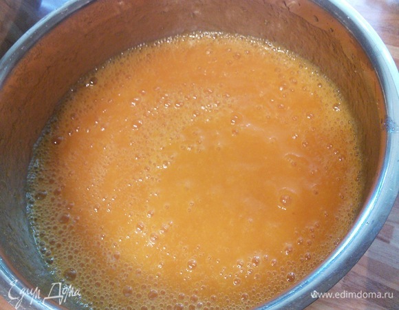 Абрикосы вымыть, раскрыть, удалить косточки, сложить в миску. Из лимона выдавить сок (если абрикосы кислые, то хватит сока 1/2 лимона). Вариант с желированным сахаром и желатином: абрикосы вместе с лимонным соком и желирующим сахаром взбить при помощи погружного блендера до состояния пюре. Переложить в кастрюлю, довести до кипения, проварить на большом огне при постоянном помешивании четыре минуты и снять с огня. Предварительно замоченый в холодной воде желатин отжать и добавить в мармелад, тщательно размешать. Дать мармеладу остыть. Вариант с агар-агаром: погружным блендером взбить абрикосы с сахаром до состояния пюре, взвесить массу и воспользоваться агар-агаром в соответствии с инструкцией на упаковке. Сахара может быть и больше в зависимости от сладости абрикосов.