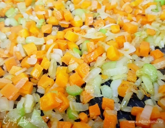 Нарезаем лук, морковь и сельдерей кубиком. Обжариваем с добавлением небольшого количества растительного масла.