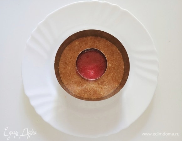 Желатин замочить в холодной воде. С помощью блендера измельчить клубнику, добавить сахар, поставить на огонь и дать закипеть. Отжать желатин, добавить в клубнику, перемешать, остудить. Достать блюдо из холодильника, в центр песочной основы поставить маленькое металлическое кольцо диаметром 5 см. Выложить клубнику, не доходя до верха 1 см. Оставить блюдо в холодильнике до полного застывания желатина (примерно 2 часа).