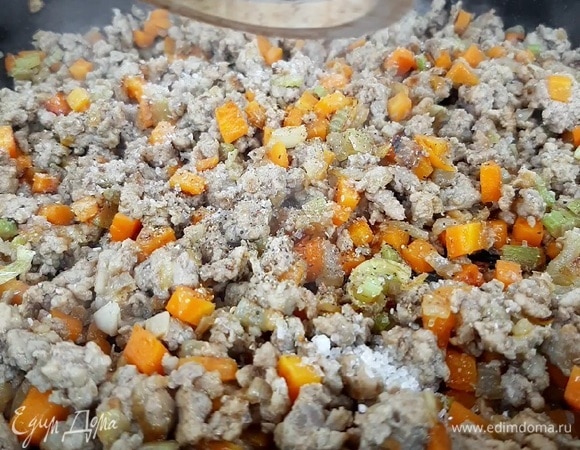 Добавляем фарш (у меня свинина + говядина). Разминаем его лопаткой и обжариваем вместе с овощами до румяности. Солим и перчим по вкусу.