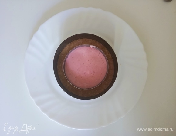 Замочить желатин в холодной воде. Соединить клубнику, греческий йогурт, рикотту и сахар. Пробить блендером. Отжать и растопить желатин, смешать с клубничным муссом. Достать форму из холодильника. Аккуратно убрать маленькое кольцо, предварительно пройдя ножом по кругу. На песочную основу установить среднее кольцо диаметром 8 см, выложить клубничный мусс и вернуть блюдо в холодильник до полного застывания желатина (2–3 часа).