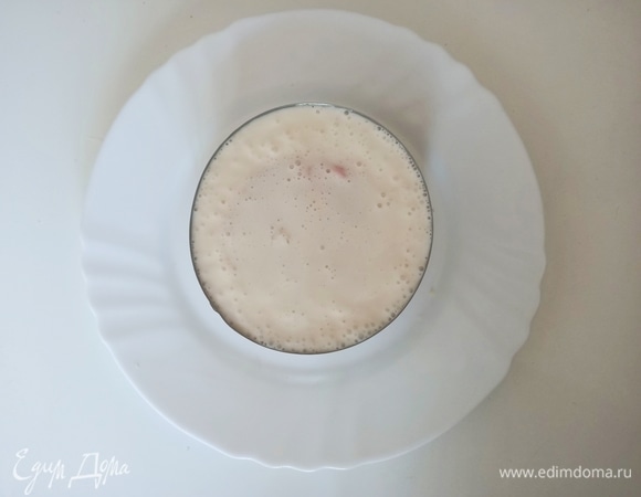 Замочить желатин в холодной воде. Соединить греческий йогурт, рикотту и сахар. Пробить блендером. Растопить и добавить желатин, перемешать. Достать блюдо из холодильника. Аккуратно убрать среднее кольцо и выложить йогурт. Вернуть блюдо в холодильник на 3–4 часа.