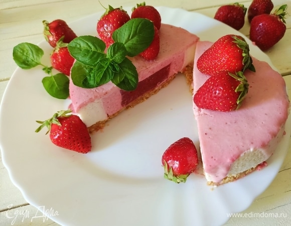 Уже готовый и хорошо застывший чизкейк достать из холодильника, аккуратно убрать кольцо, украсить свежими ягодами клубники и листиками мяты. Приятного аппетита!