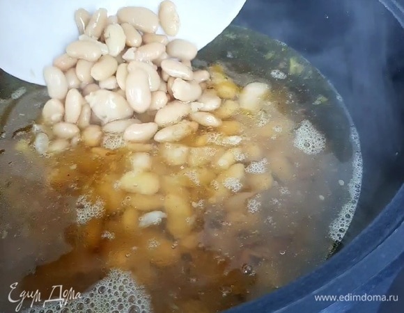 Перекладываем поджарку в кастрюлю, наливаем 1 л кипятка. Добавляем фасоль (без жидкости). Готовим минут 5.