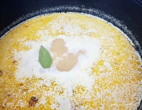 Вливаем сливки, доводим суп до кипения. Добавляем рубленый чеснок, лавровый лист и снимаем кастрюлю с огня. Даем супу настояться минут 20. При подаче добавляем рубленую зелень. Приятного аппетита!