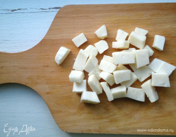 Брынзу нарезать небольшими кубиками.