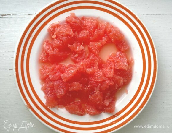 Грейпфрут очистить от кожуры и пленок. Чистить лучше всего над тарелкой, чтобы сохранить сок для заправки. Разрезать грейпфрут на небольшие кусочки.