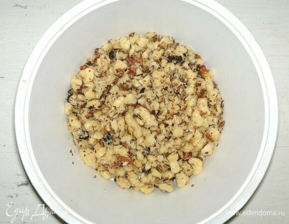 Грецкие орехи почистить. Ядра орехов измельчить в крупную крошку.