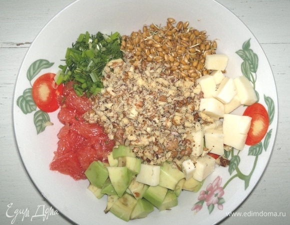 Грейпфрут откинуть на сито, сок сохранить. Все подготовленные продукты для салата положить в миску.