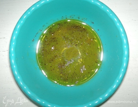 Для заправки соединить сок грейпфрута, льняное масло, соль, сахар и перец, перемешать.