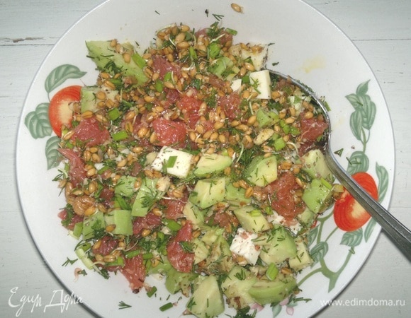 Полить салат заправкой, перемешать.