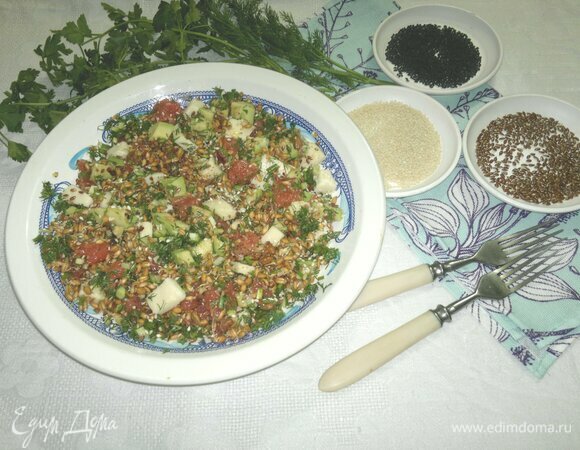 Выложить салат на блюдо. Посыпать семенами льна, черного и белого кунжута. Подать салат к столу. Приятного аппетита!